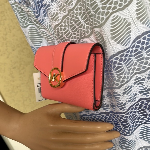 MICHAEL KORS CARMEN MEDIUM LOGO AND FAUX LEATHER WALLET GRAPEFRUIT - Picture 7 of 16